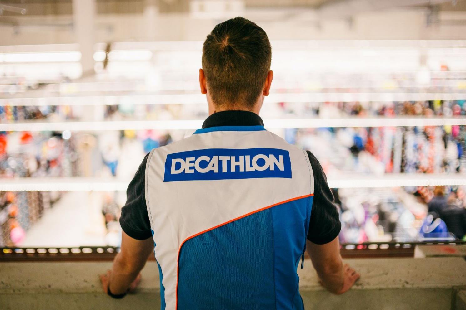 Desport интернет. Декатлон сотрудники. Десятиборье Декатлон. Декатлон команда. Владелец Decathlon.